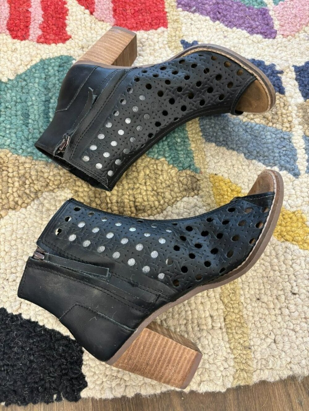 Toms Majorca Perforated Peep Toe Booties Shooties Laser Cut Stacked Heel Size 7 - Picture 4 of 8